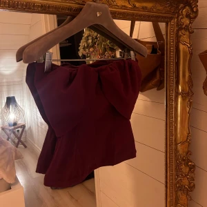 Bandeu topp - Vinröd/brun bandeu topp från Zara i ett mjukt och stretchigt material. Storlek S. Aldrig använd, lapparna kvar! Säljer pga för liten och hann inte skicka tillbaka den❣️