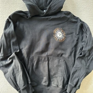 Sweet Sktbs Hoodie - Skit snygg Sweet Sktbs hoodie i topp skick, använd ofta men inga hel eller skråmer💯