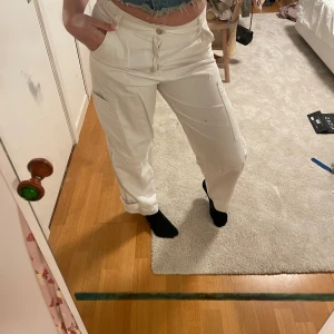 Vita cargo pants - Vita cargo pants som är använda typ en gång så de är i jättebra skicka 💕(Köparen står för frakten)