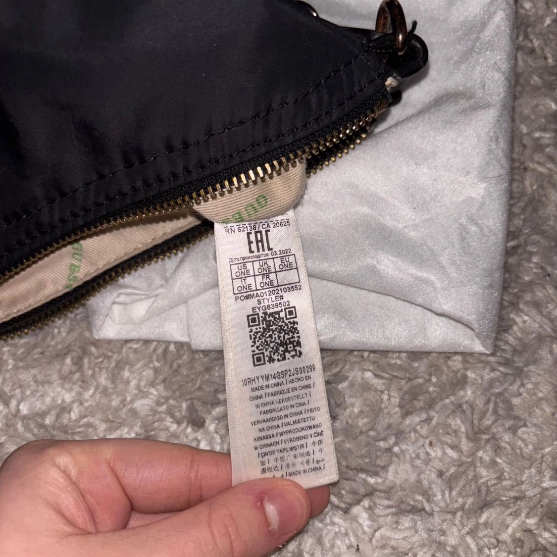 Svart axelväska från Guess - 90