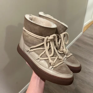 Inuikii skor beige - Säljer mina beigea inuikiis i storlek 41 (passar 40 och 41) Använda 1 vinter, men i fint och bra skick! Nypris 3000kr, säljer för 2000, men kan tänka mig att gå ned i pris vid snabb och smidig affär! (Skriv gärna till mig innan ni trycker på köpknappen😊💗)