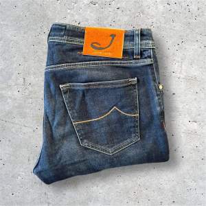 Säljer dessa trendiga Jacob Cohen jeansen!  Size - 33 Condition - 10/10 Hör av er i PM vid eventuella frågor!