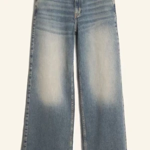 Blå jeans med hög midja - Säljer ett par snygga blå jeans med hög midja och en avslappnad, wide fit. Perfekta för en casual look! De har en klassisk femficksdesign och en ljus tvätt som ger en vintagekänsla. Passar perfekt till både vardag och fest.