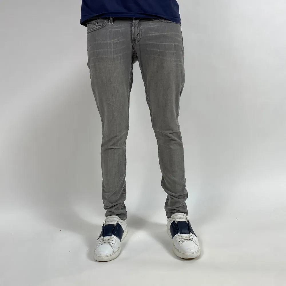 Modellen är 184 och väger 70kg  Levis jeans 29/32 | Passform slim fit Midjemått - 39 cm  Benets längd - 100 cm  Fotvidd - 15 cm  Hör av dig vid frågor!. Jeans & Byxor.