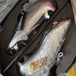 Nike Air Zoom Mercurial Superfly - Säljer ett par grymma Nike Air Zoom Mercurial Superfly 25th anniversery! fotbollsskor i silver. De har en snygg glittrig finish och hög ankelstrumpa för extra stöd. Perfekta för att dominera på planen med stil!   Limited edition par nummer (925/2500). Lådan syns på bilden, försvann däremot i flytten men kan försöka letas efter!  Använda 2 gånger och som nya.