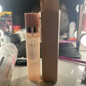 CAIA That Dewy Look - Säljer en CAIA That Dewy Look face mist som ger en fräsch och daggig finish. Perfekt för att återfukta huden och ge en naturlig lyster. Perfekt för att fräscha upp sminket under dagen! Jag säljer då jag inte får en använding av den, endast testade 1 gång. Sprutet är perfekt, inget defekter och förpackning medföljer!!