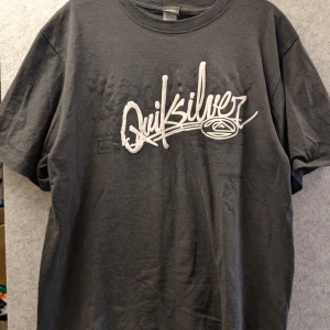 Svart Quicksilver T-shirt - Säljer en svart Quicksilver T-shirt. Den är helt ny och har inte använts. Storlek XL Passar bra till både chill och fysiska aktiviteter Hör av dig om du är intresserad 
