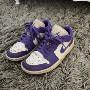 Jordan low 1 - Hej! Säljer dessa Jordan low 1 då de inte kommer till användning, på bilderna ser man hur skorna har slitningar här och var men annars är de i bra skick. Skorna är i strl 38.5💕priset kan diskuteras!