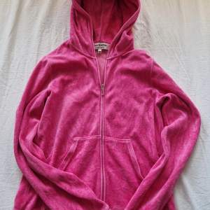 Jättefin juicy couture kofta som tyvärr inte kommer till användning längre💔 Den är storlek L men passar på mig som är xs/s💗