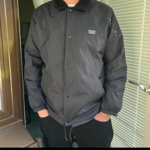 Svart jacka från Levi's - Säljer en snygg svart jacka från Levi's i storlek XL.  Teddy material på kraga och insidan. Knappt använd.