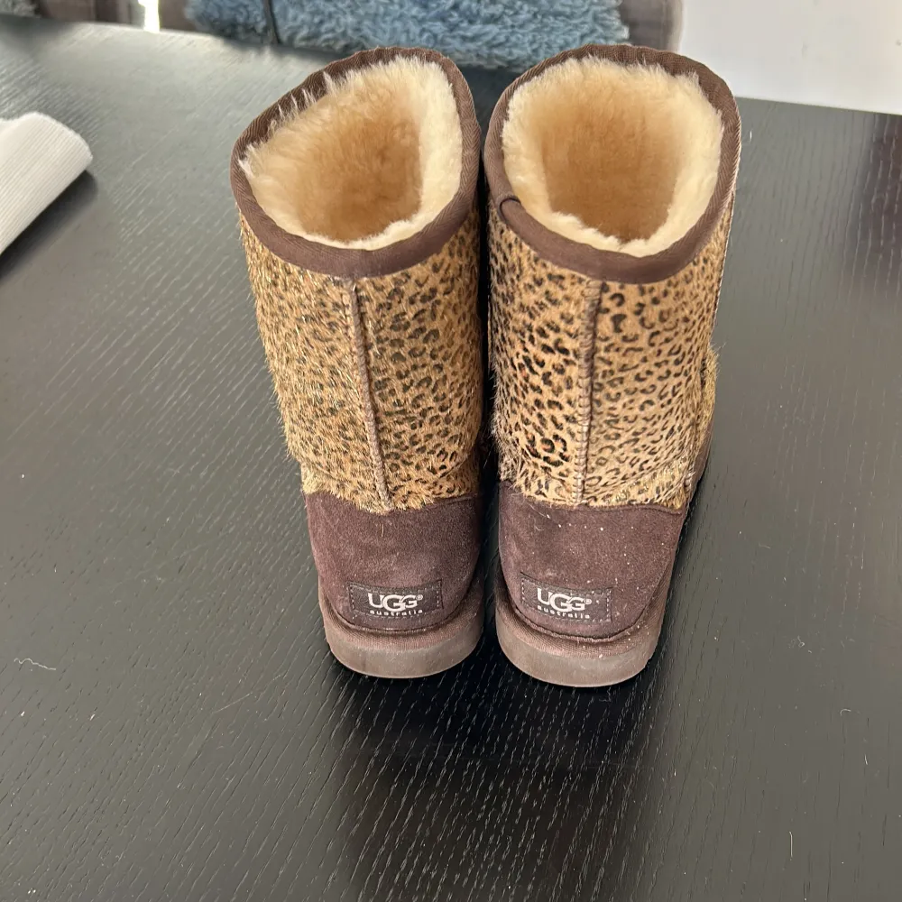 Säljer ett par snygga leopardmönstrade UGG boots i mycket bra skick. De är fodrade med mjuk päls och har en stabil sula för bra grepp. Perfekta för att hålla fötterna varma och stiliga under vintern. 🐆. Skor.