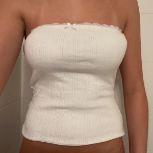 En vit bandeau topp - En jätte fin och söt topp ifrån Bikbok i storlek S. Oanvänd jag är 172 cm lång och bär storlek S 