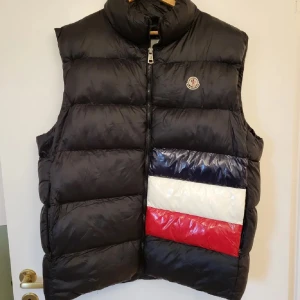 Moncler väst  - Säljer min otroligt snygga Moncler väst. Färgen är svart och väldigt enkel att matcha med. Skicka är nästan som nytt och inga skador eller såvidare. Passar perfekt till vintern/hösten. Liten i storleken så sitter som L. Pris går att diskutera.