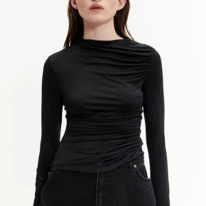 Blus från H&M - Jätte söt svart fest blus från H&M, bra material och bra skick! använder inte men har jättefina detaljer❤️( passar M och S)