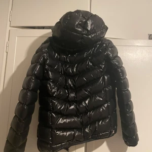 Svart colmar jacka - Jag säljer min colmar jacka eftersom att den inte kommer till användning. Den är i super skick, storlek 46 i italiensk storlek men passar mig som har s 