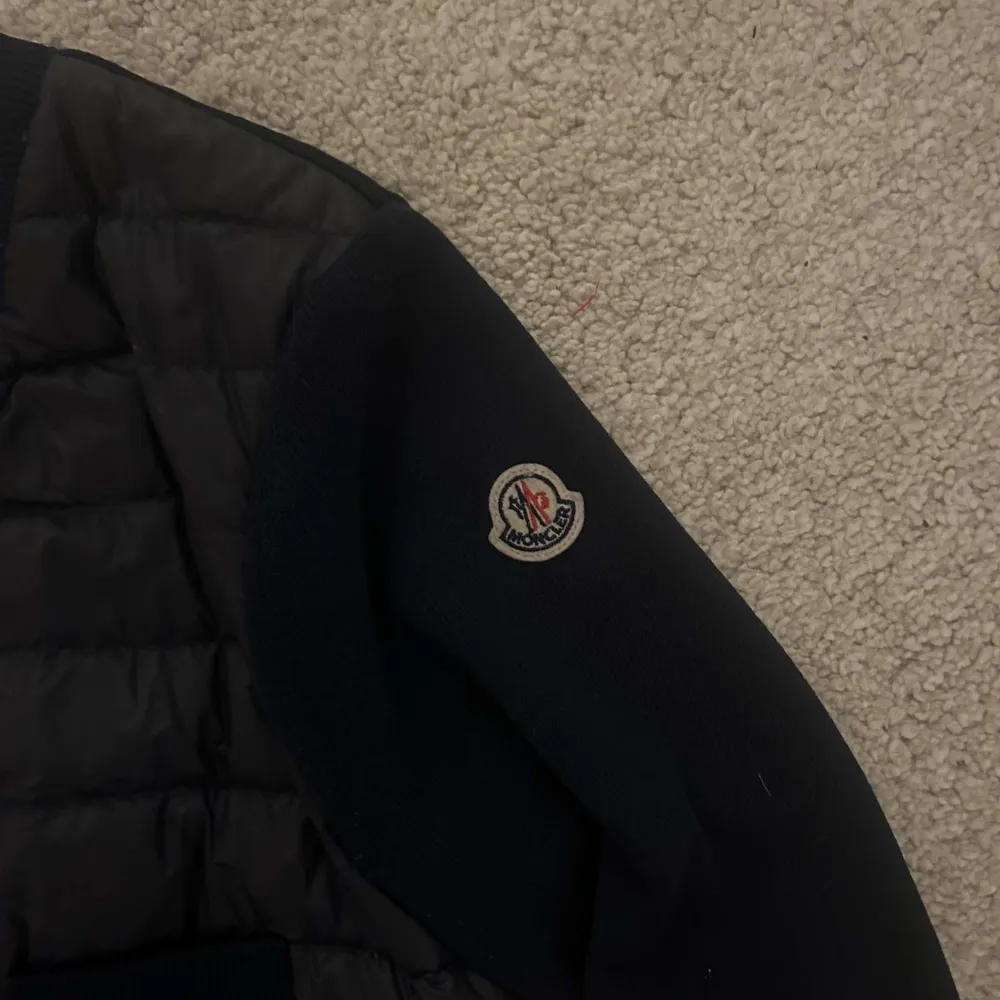 Säljer en snygg marinblå Moncler jacka. Den har en quiltad design med dragkedja framtill och långa ärmar. Jackan är i storlek XS🤍. Jackor.