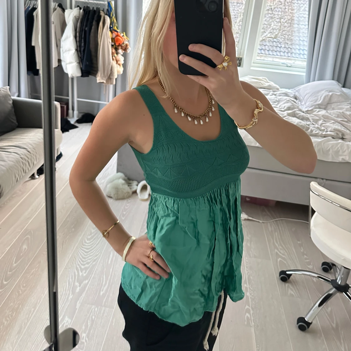 Grön ärmlös topp i satin och viskos - 92