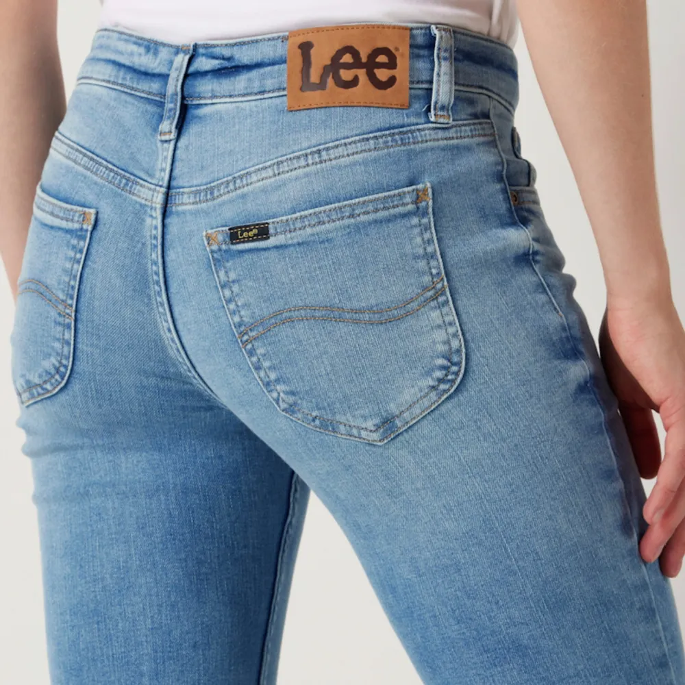 Lågmidjade bootcut jeans från lee i strl 25/31💖 nyskick och slutsålda!. Jeans & Byxor.