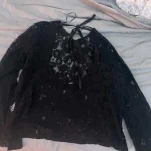 Spets topp från bikbok - Spets topp från bikbok i nyskick, typ aldrig använd. Den är öppen i ryggen och har slits vid armarna❤️