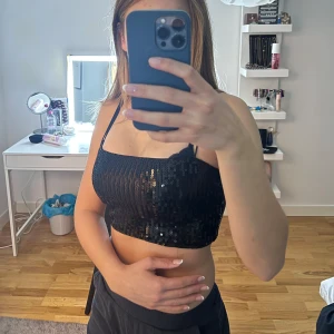 Paljett topp från Gina🪩 - En jättefin paljett topp som är perfekt till nyår. Ganska kort och passar jättebra till kostymbyxor. Inga defekter💕