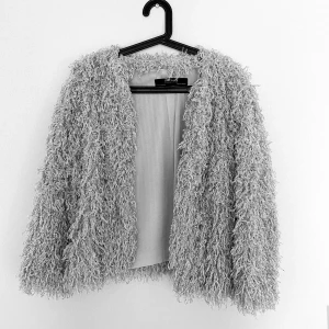 Jacka - En cropad fluffig jacka i grå färg samt silver. Jag köpte den i Danmark. Den ”fäller” inte och är så himla fin. 