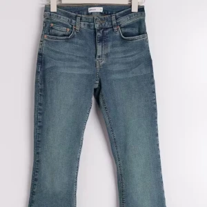 Low waist bootcut jeans - Säljer mina low waist bootcut jeans från ginatricot i storlek 32. Köpta för 500 men knappt använda. Är 168 och de är lite för långa men funkar. För bilder skriv privat eller om ni har frågor!💙Pris kan diskuteras privat 