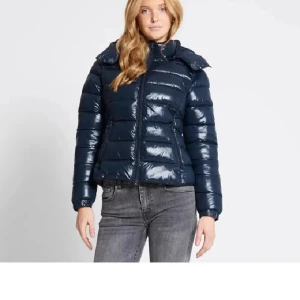 Mörkblå pufferjacka - Säljer en mörkblå pufferjacka i   nyskick med lapp kvar. 