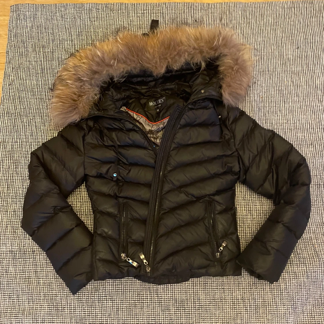 Svart dunjacka med pälsdetaljer från Hollies