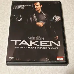 Säljer en DVD av filmen 'Taken: Extended Harder Cut' med Liam Neeson. Denna version innehåller extra material som 'Making Of' och 'Story Board Comparison'. Perfekt för actionälskare som vill ha en intensiv filmupplevelse. Omslaget visar en dramatisk bild av huvudkaraktären med en pistol. Åldersgräns 15 år. Säljs för 50