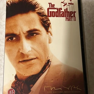The Godfather Part II DVD - Säljer en DVD av 'The Godfather Part II', en del av The  Restoration. Denna klassiska film är en actiondrama från 1974 med en speltid på 3 timmar och 14 minuter. DVD:n har Dolby Digital-ljud och är tillåten från 15 år i Sverige. Perfekt för filmälskare som vill ha en del av filmhistorien i sin samling.säljs för 50