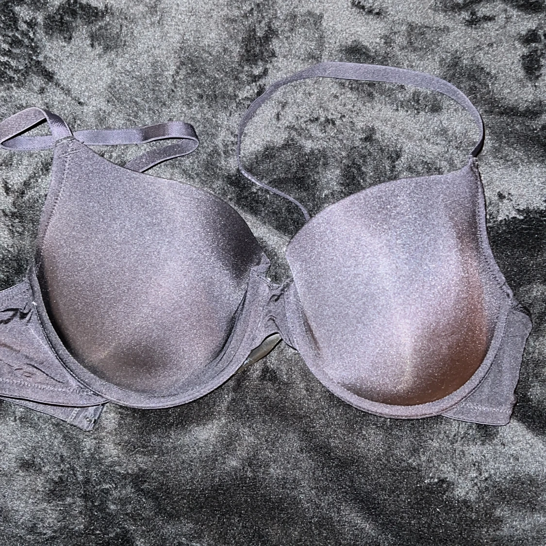 Svart bh med släta kupor