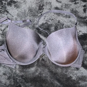 Svart bh med släta kupor - Väldigt skön BH som är sparsamt använd, därav i fint skick! Lapparna är förstörda så kan inte se den exakta storleken men gissar på 75C/B