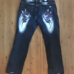 Baggy crazy age jeans💋 Defekter fins på bild 4 ❤️Skickar inga bilder på❤️ kom för frågor eller mått😘