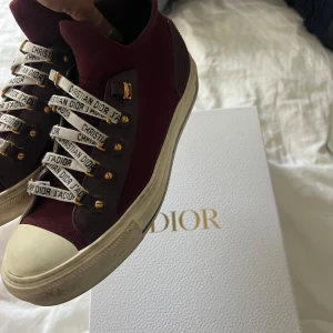 Dior sneakers  - Säljer mina sjukt unika dior sneakers. De är använda men går mycket bra att använda dem fortfarande. Självklart tvättar jag dem innan jag skickar. Storlek 39,5 men funkar även för mig som har storlek 38,5 med en sula i. Kartong och dustbag medföljer