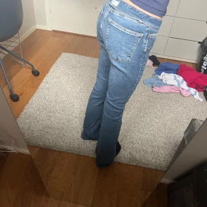 low Rise jeans  - Säljer ett par klassiska blå jeansbyxor i bra skick. De har en normal passform och är lågmidjade, vilket ger en bekväm och stilren look. Perfekta för både vardag och fest!