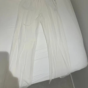 Vita linnebyxor från Gina Tricot - Säljer ett par superbekväma vita linnebyxor  från Gina Tricot i storlek XS. De har en loose passform  och  funkar för någon som är lite längre och är perfekta för en avslappnad dag hemma eller en sommarkväll. Perfekta för både vår och sommar!