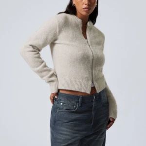 Zip tröja weekday - Super fin helt ny aldrig använt, kappen finns kvar på plagget💗