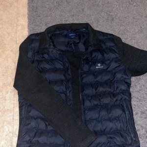 gant cardigan - Riktigt fin cardigan, inga skador, snyggt o skönt tyg på armarna. Riktigt nice jacka helt enkelt