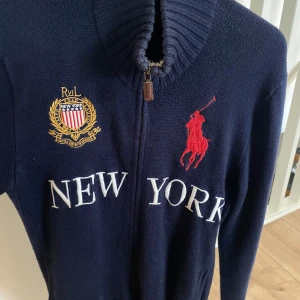 Ralph Lauren Cardigan - Säljer en sällsynt och riktigt fet cardigan från Ralph Lauren. Den är i mycket bra skick. Storleken är S men skulle säga att passformen är M. Hör av er vid frågor eller om du vill ha fler bilder. 👊