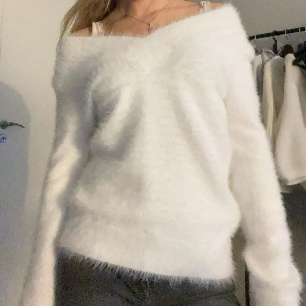 Supermjuk och fluffig vit tröja från Morgan de Toi i storlek XS. Den har en möjlig offshoulder-design men du kan även ha den över axlarna! Perfekt för kyliga dagar när du vill vara både varm och snygg. Passar bra till både jeans och kjol!. Tröjor & Koftor.