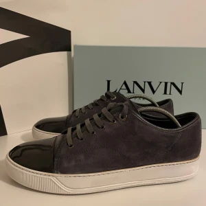 Lanvin Skor - Sjukt feta lanvins i mörkgrå. Storleken är UK 8 vilket motsvarar ungefär 42. Box, dustbag samt extra snören kommer med. Skriv vid frågor eller funderingar!🤩