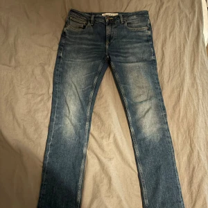 guess jeans - tja säljer dessa snygga jeans från guess pågrund av att jag inte använder dem, dem är i jätte bra skick.  skriv vid några funderingar!