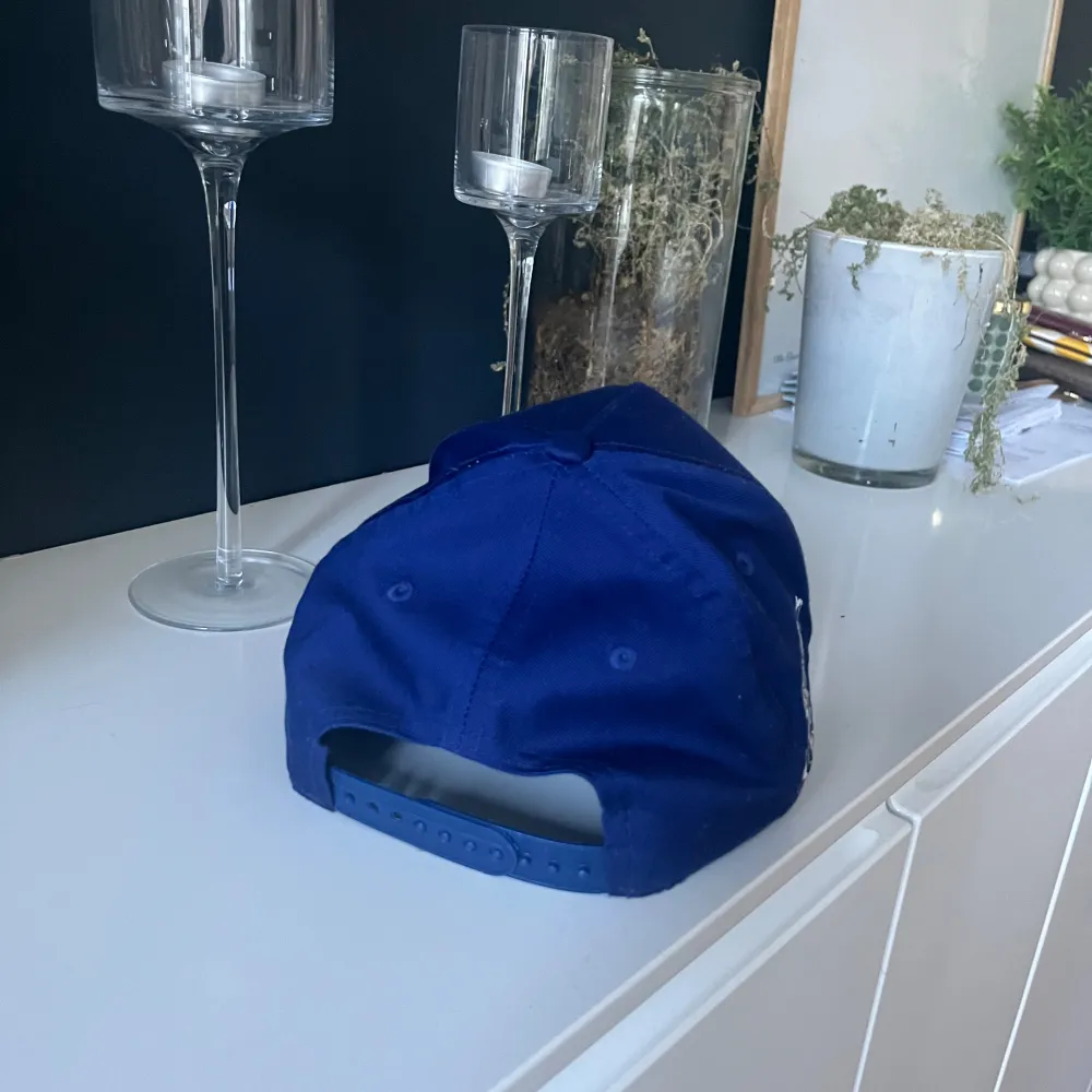 Säljer en snygg blå keps från New Era med LA-logga framtill. Kepsen har en justerbar rem baktill för perfekt passform. Priset är 250kr men kan diskuteras och kepsen är i bra skick.😁. Accessoarer.