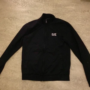 Ea7 kofta - Jätte bra skick och knappt använd. Den har inga skador eller hål!