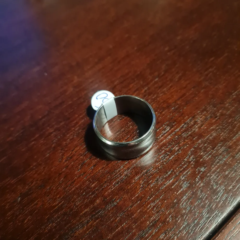Massor av nya ringar. Pris: 60:- styck Bild 1 och 2 mått: 30 Bild 3 mått: 14,16, 18, 19, 22 Bild 4 mått: 15 Bild 5 mått: 14 . Asusteet.