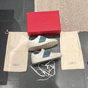 Valentino open - Riktigt feta valentino opens i storlek 40🔥allt följer med kvitto,box,påsar. Defekter på boxen som du ser på bild 3 och 4.  De är i användt skick men har mycket kvar i sig. Nypris 7000