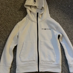 Sail racing hoodie - En fin sailracing kofta i ett mycket bra skicka. Hoodien är i storlek 150 men passar även 155.