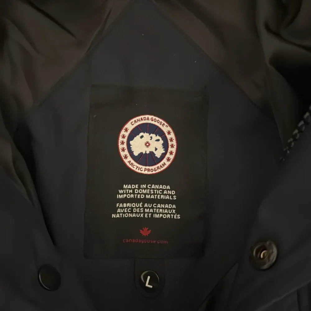 Mörkblå canada goose röd labile jacka med päls som man kan ta bort om man inte gillar. Helt ny priset kan diskuteras. . Jackor.