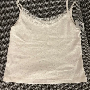 Vitt linne - Säljer detta vita linne ifrån brandy Melville. Det har aldrig kommit till användning. Prislappen är kvar och därför är linnet i superbra skick. Storleken är onesize. Funkar både som nattlinne och till vardags. Skulle säga det passar XS-M 