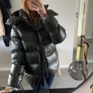 Dunjacka Massimo Dutti - Säljer min sjukt snygga vinterjacka från Massimo Dutti. Köpt förra vintern och mycket sparsamt använd så i otroligt fint skick!🤩💕